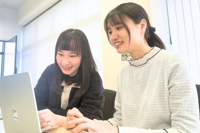 社員デザイナーの研修・サポートを受ける様子