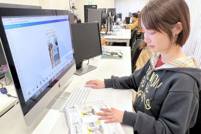 Photoshop・Illustratorなどデザインツールを使用する様子